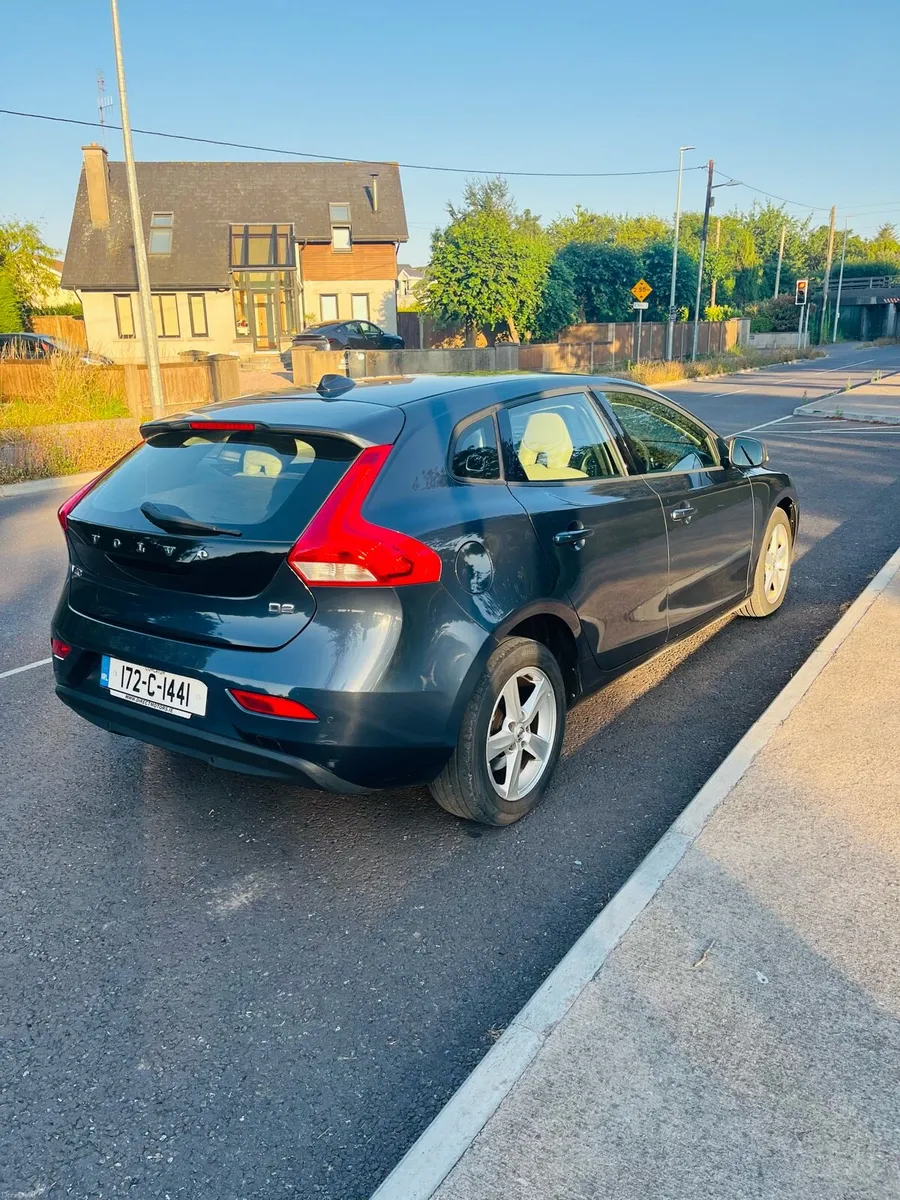 VOLVO V40 Momentum Edition D2 Manual Dark Blue - Image 4