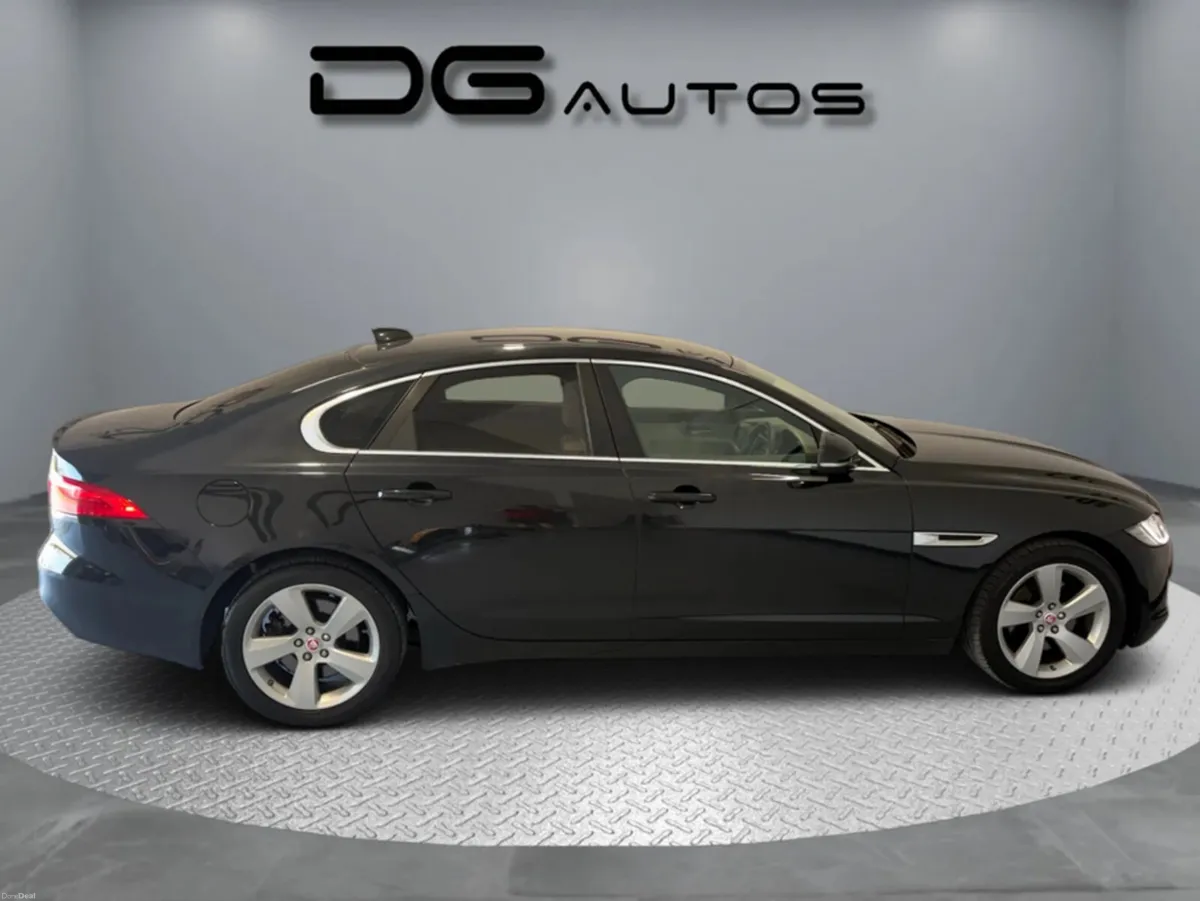Jaguar XF 2.0 D PORTFOLIO 180PS AUTO 4DR - Image 2