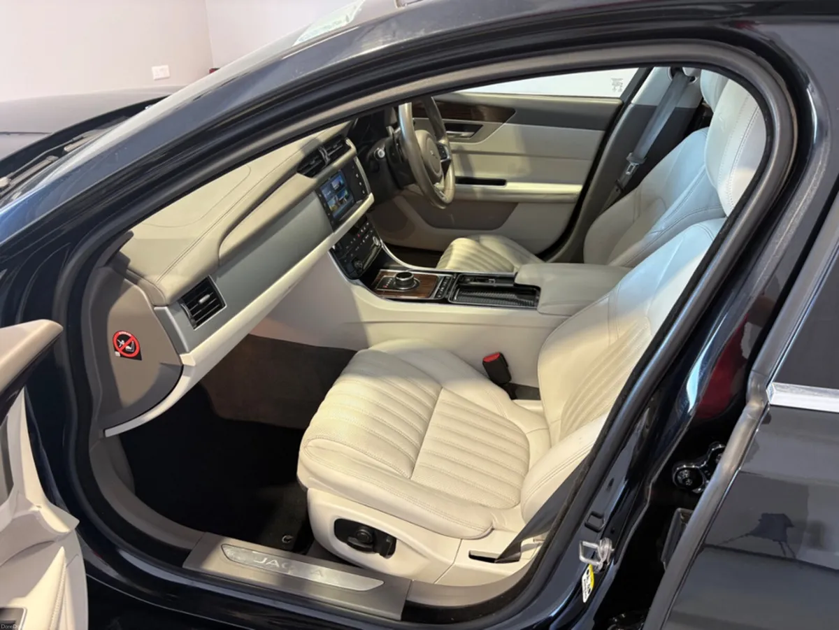 Jaguar XF 2.0 D PORTFOLIO 180PS AUTO 4DR - Image 6
