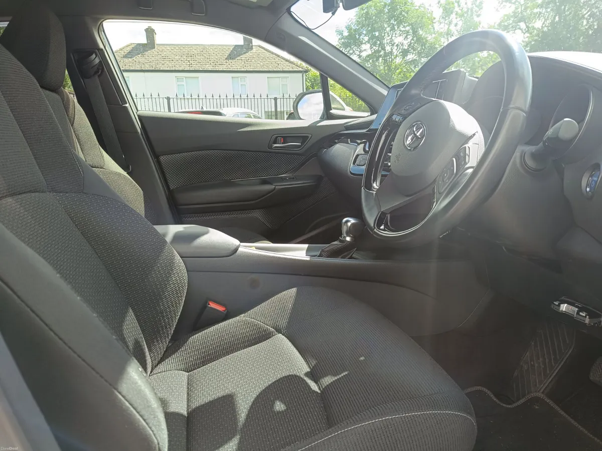 Toyota CHR 2018 1.8 Petrol Hybrid - Image 6