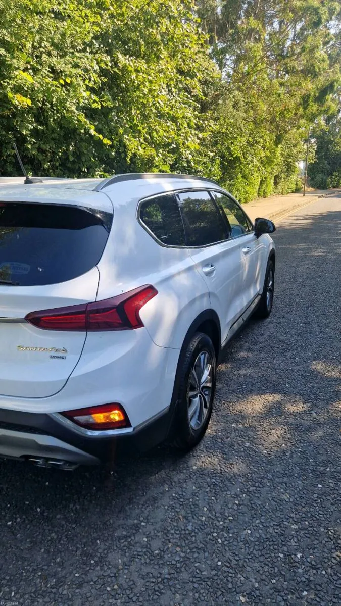 Hyundai Santa Fe2.2 diesel 4wd year 2019
Black lea - Image 2