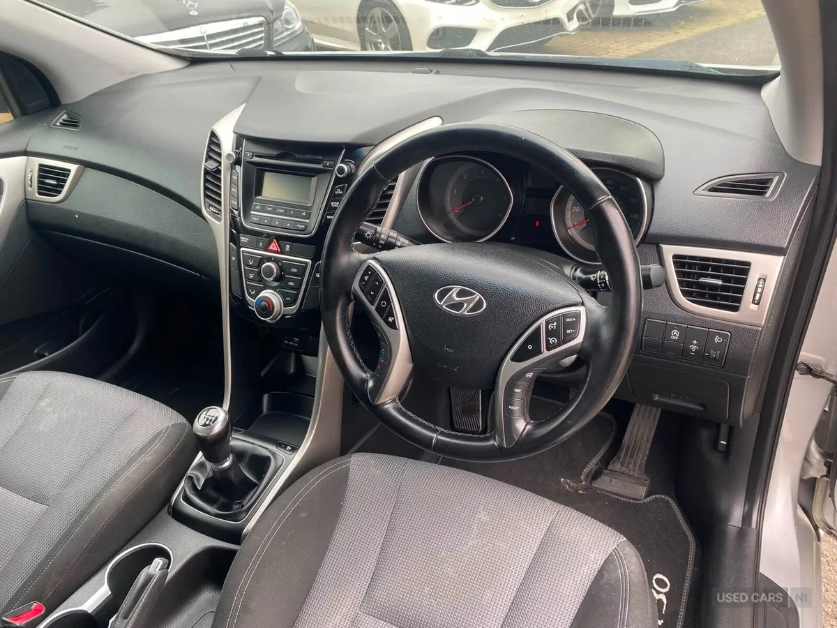Hyundai i30 DIESEL HATCHBACK - Image 3