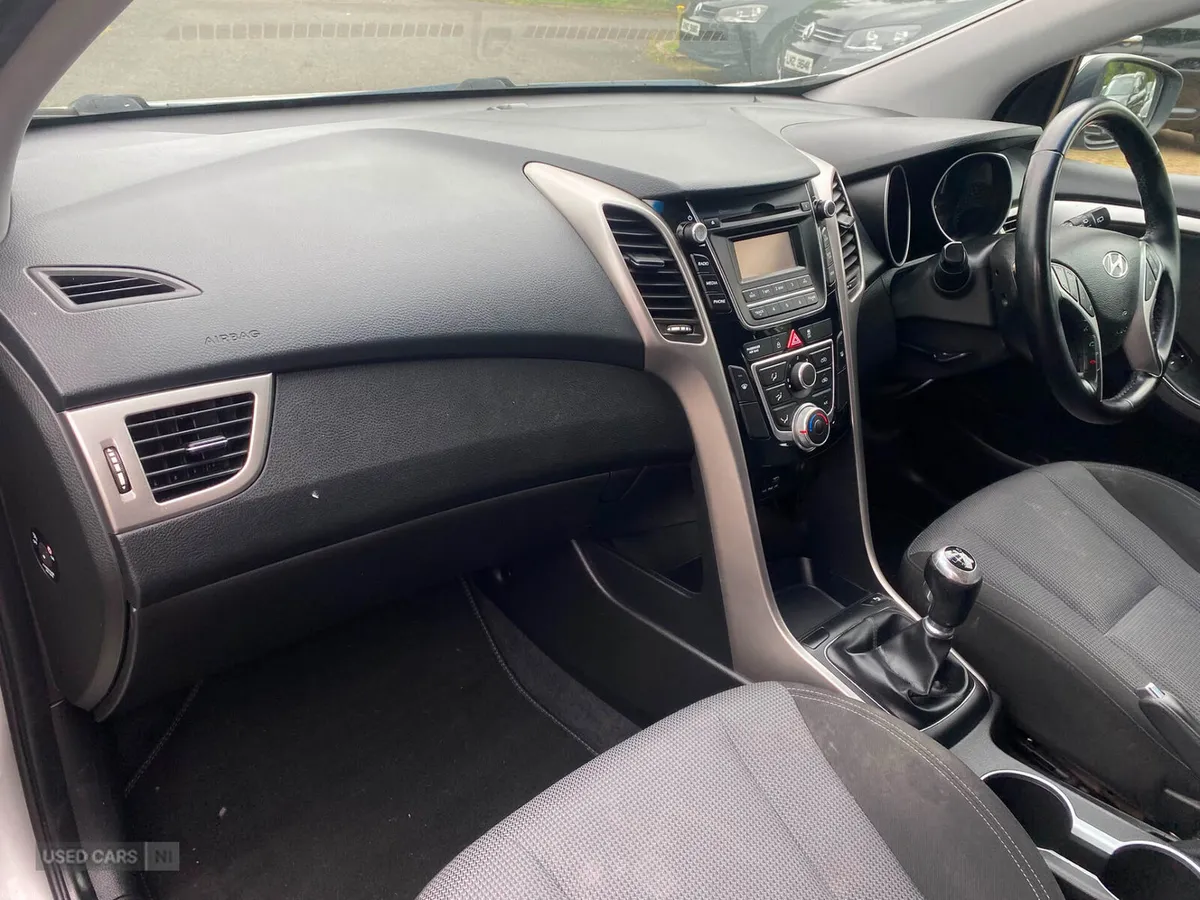 Hyundai i30 DIESEL HATCHBACK - Image 4