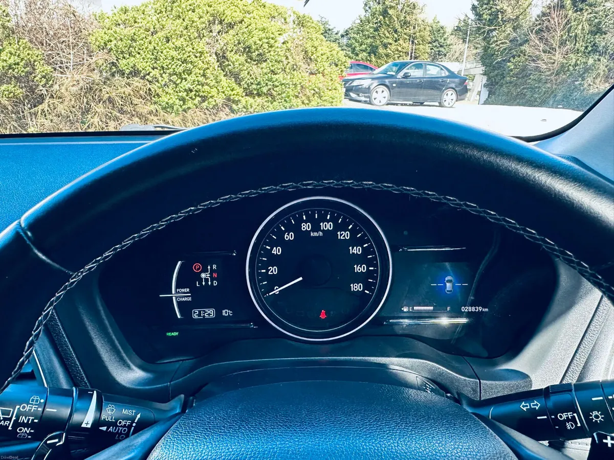 Honda Vezel 2018 1.5 Hybrid Auto 28839 KM ONLY - Image 6