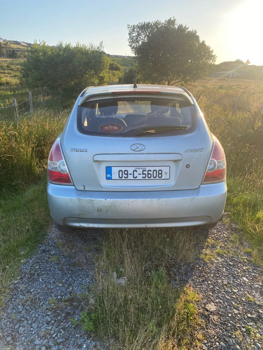 2009 Hyundai Accent - Image 2