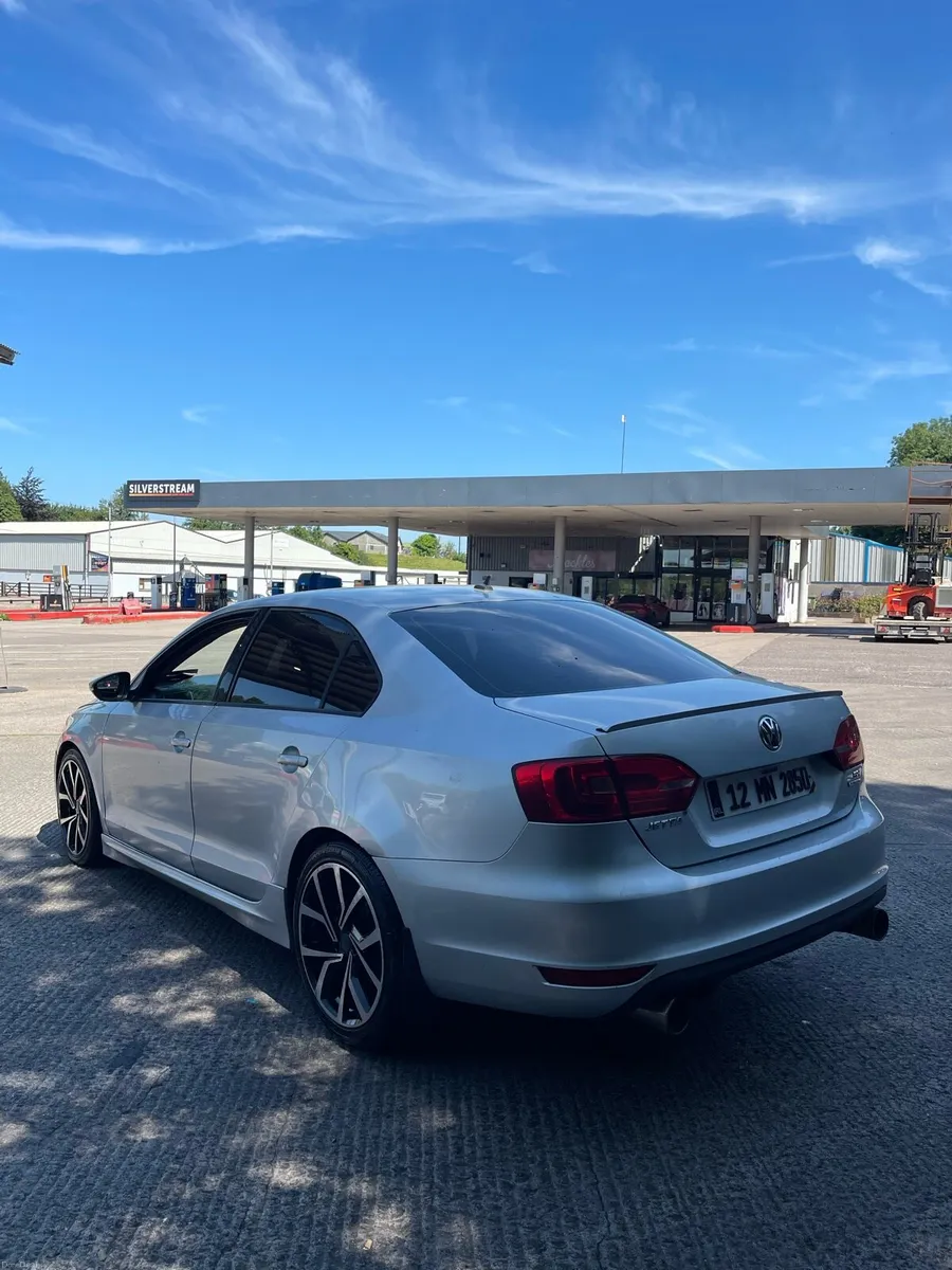 Volkswagen Jetta 2012 - Image 2