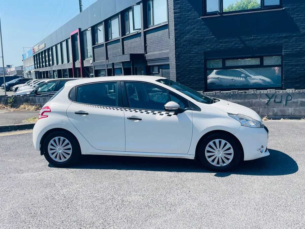 Peugeot 208 - Image 2