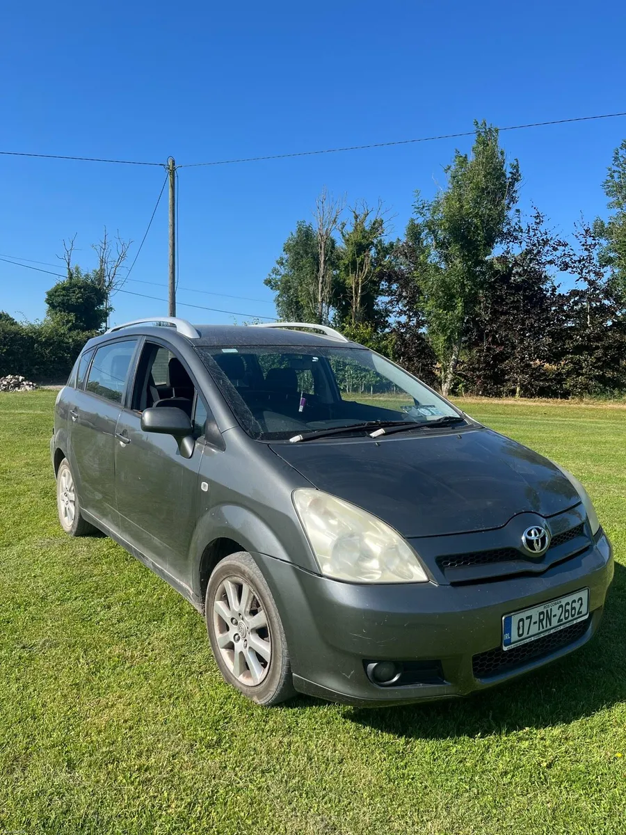 Toyota Corolla Verso car - Image 2