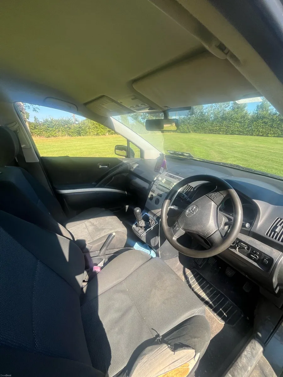 Toyota Corolla Verso car - Image 4