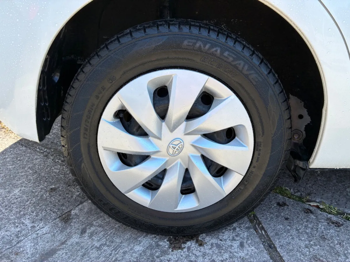 Toyota Vitz DAA-NHP130 5DR AUTO - Image 3