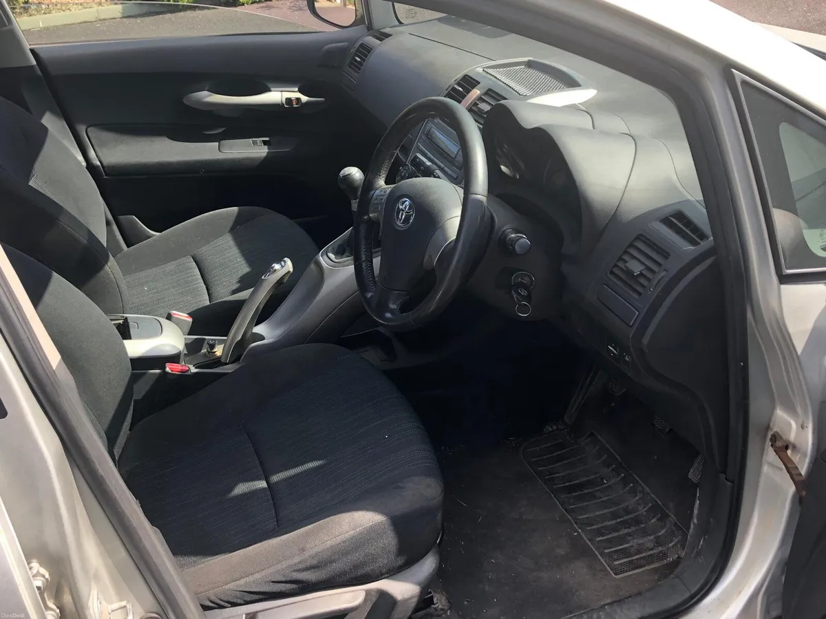Toyota Auris 2008 1.4 petrol - Image 6