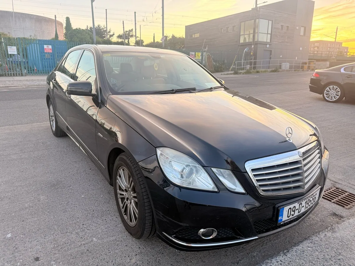 Mercedes Benz E class 220 - Image 2