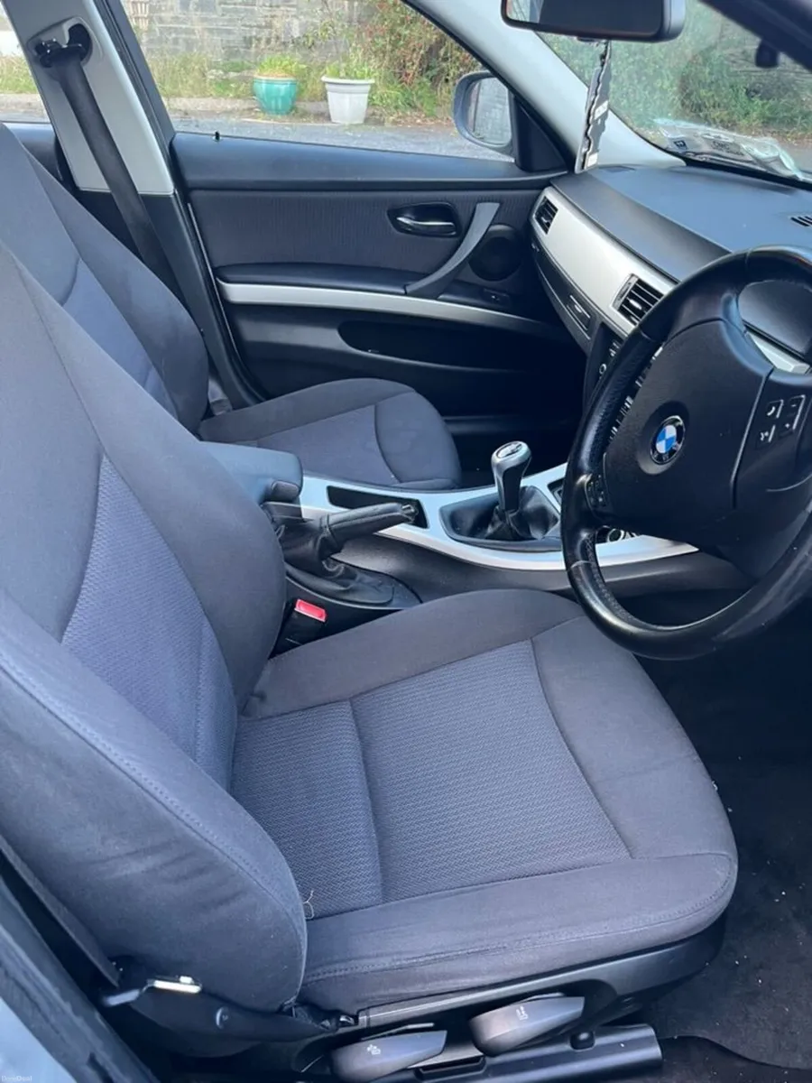 BMW 3-Series 2011 - Image 6