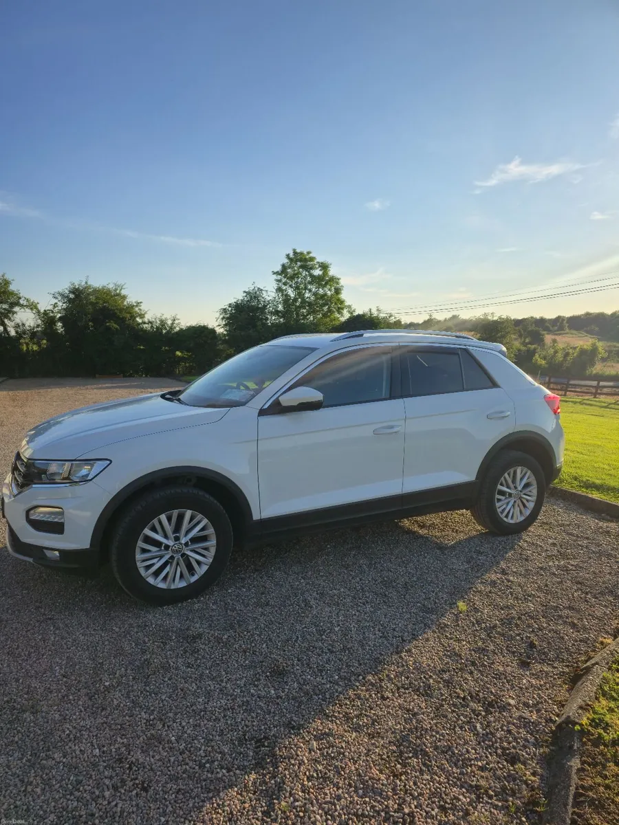 Volkswagen T-Roc MANUAL 1.6 DIESEL - Reverse Cam - Image 2