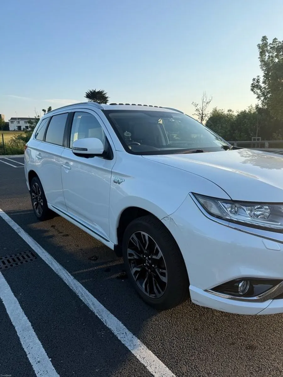2017 Mitsubishi Outlander GX4h top spec - Image 3