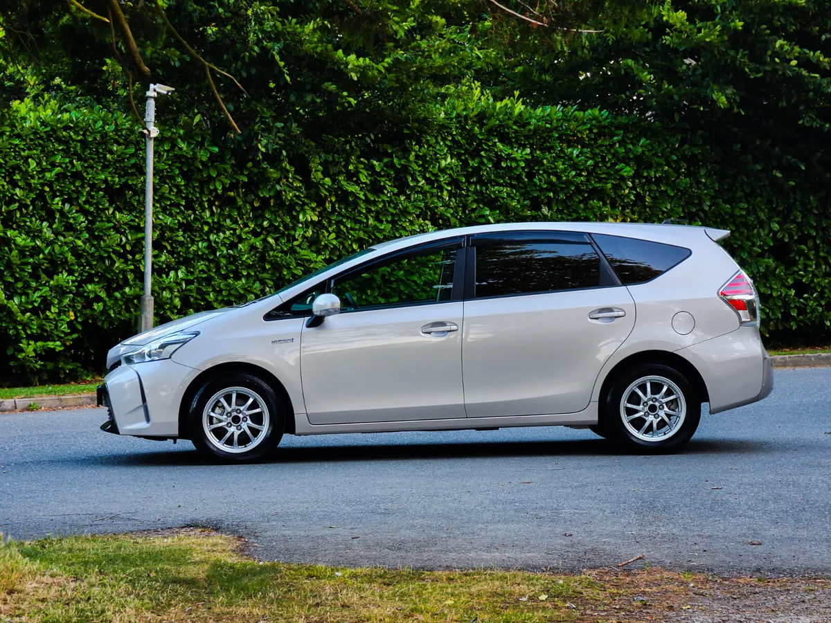 2018 Toyota Prius Alpha 1.8 Petrol Hybrid 7 Seater - Image 6