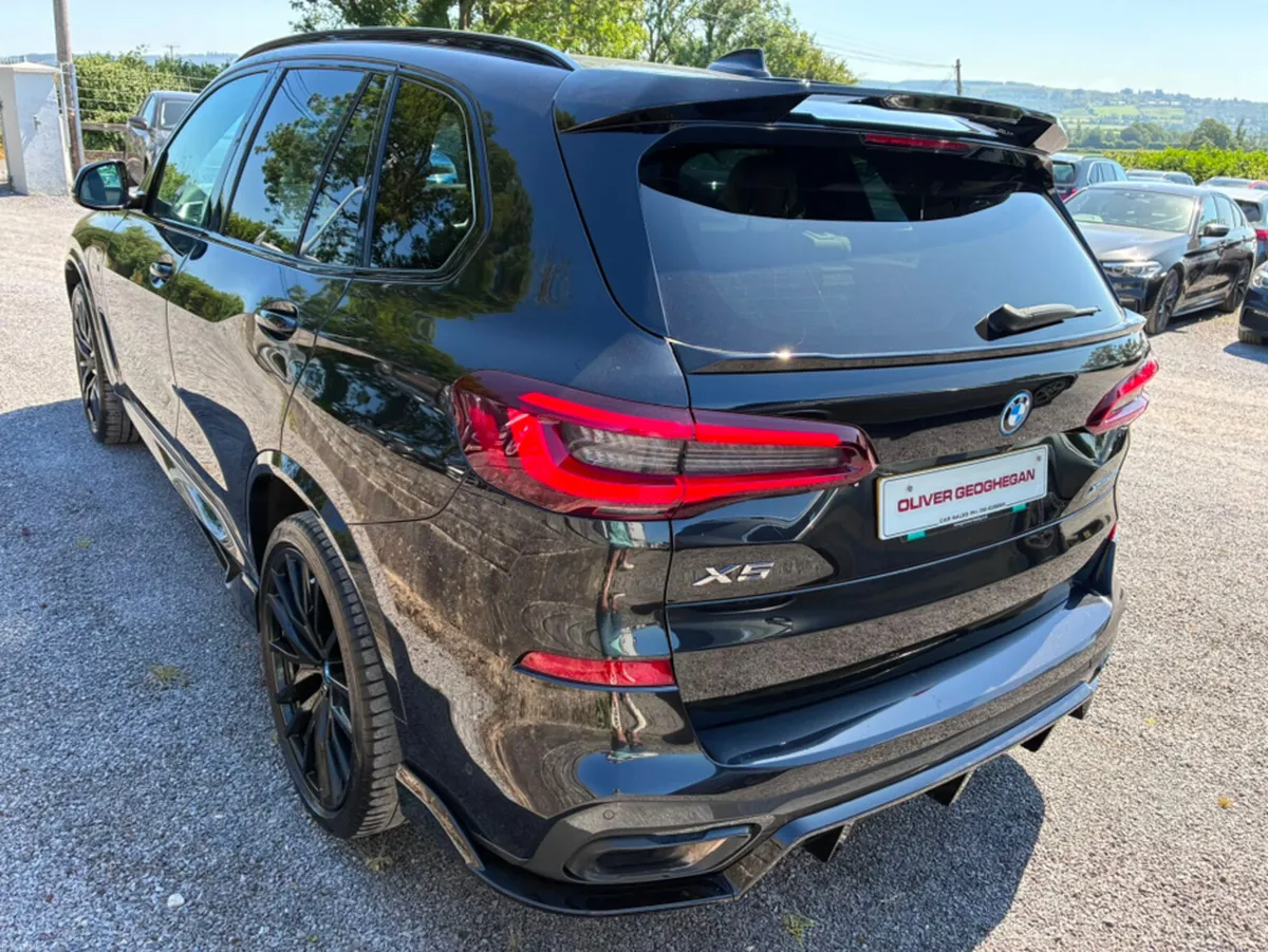 BMW X5 M PERFORMANCE XDRIVE M SPORT PRO 45E *SKY L - Image 3