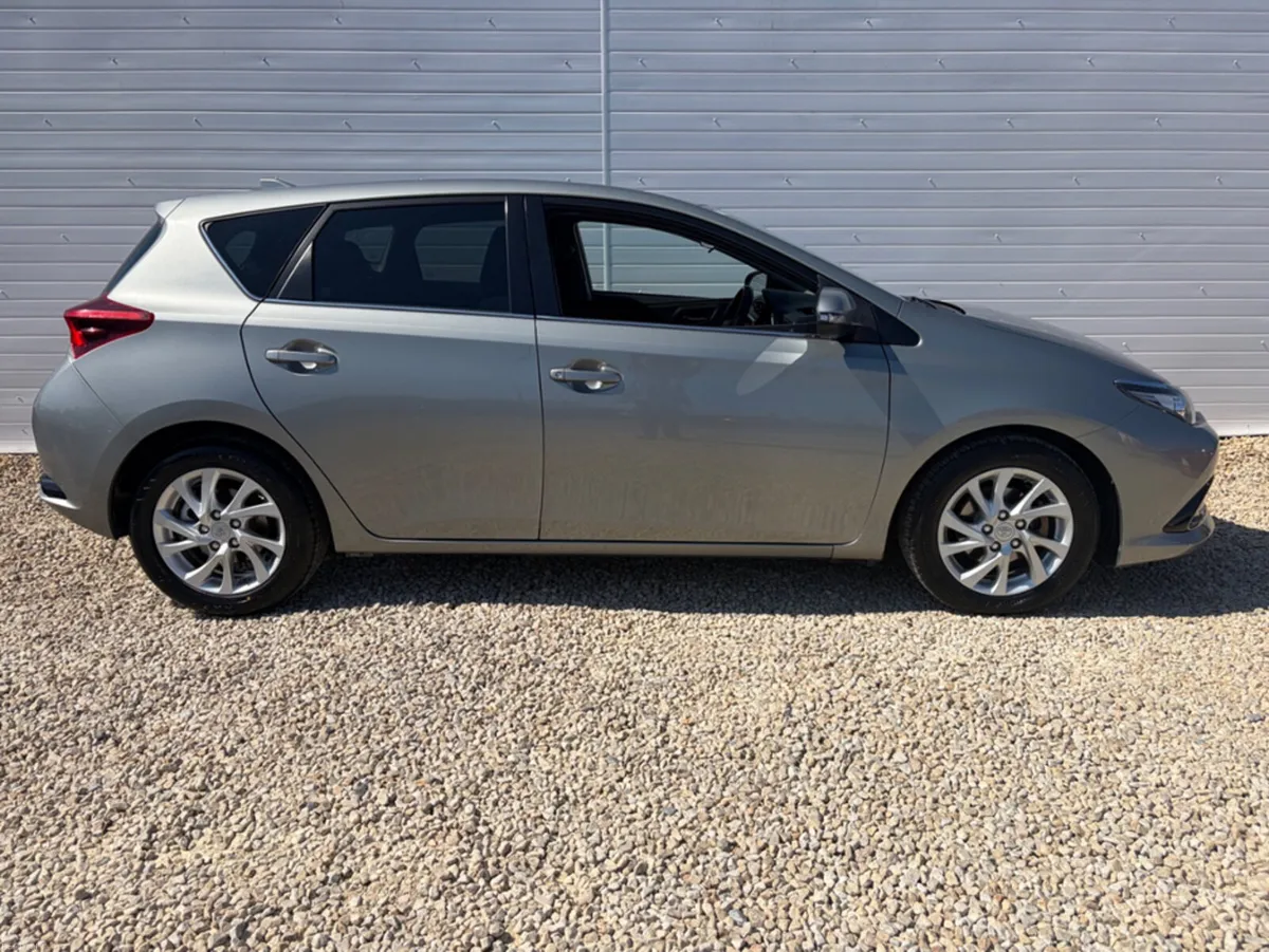 Toyota Auris 1.4 D-4D LUNA 4DR - Image 4