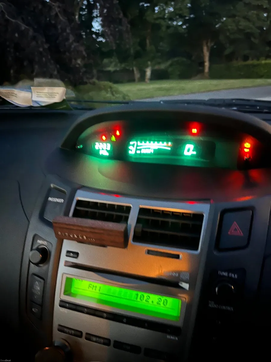 Toyota Yaris 2011 - Image 4
