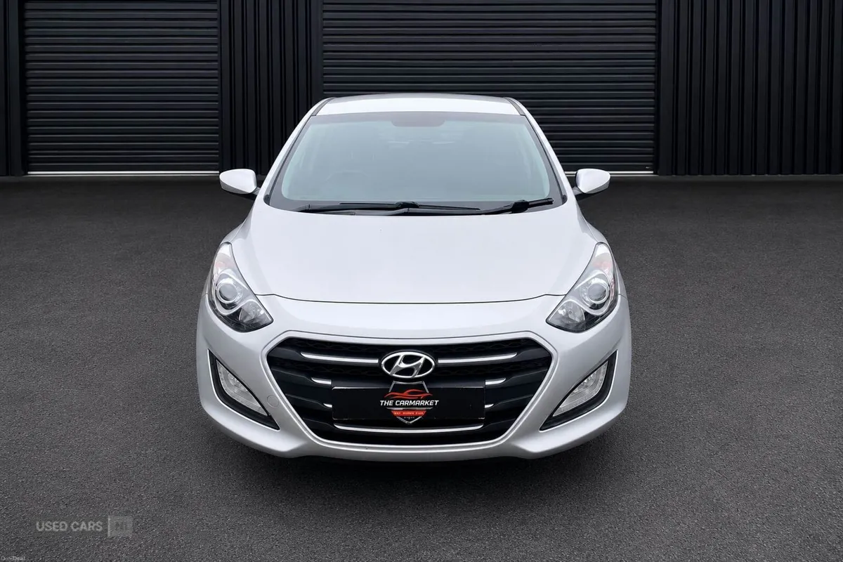 Hyundai i30 DIESEL HATCHBACK - Image 2