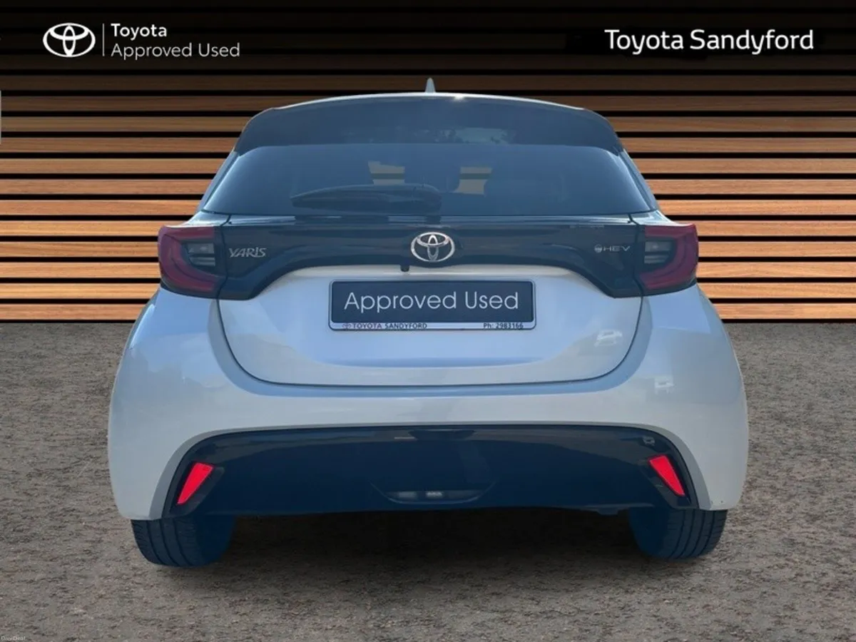 Toyota Yaris 1.5 HYBRID PLATINUM // PAN ROOF // PA - Image 4