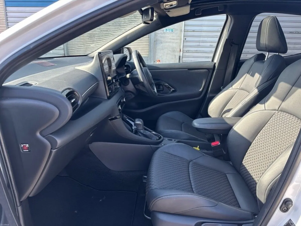 Toyota Yaris 1.5 HYBRID PLATINUM // PAN ROOF // PA - Image 6