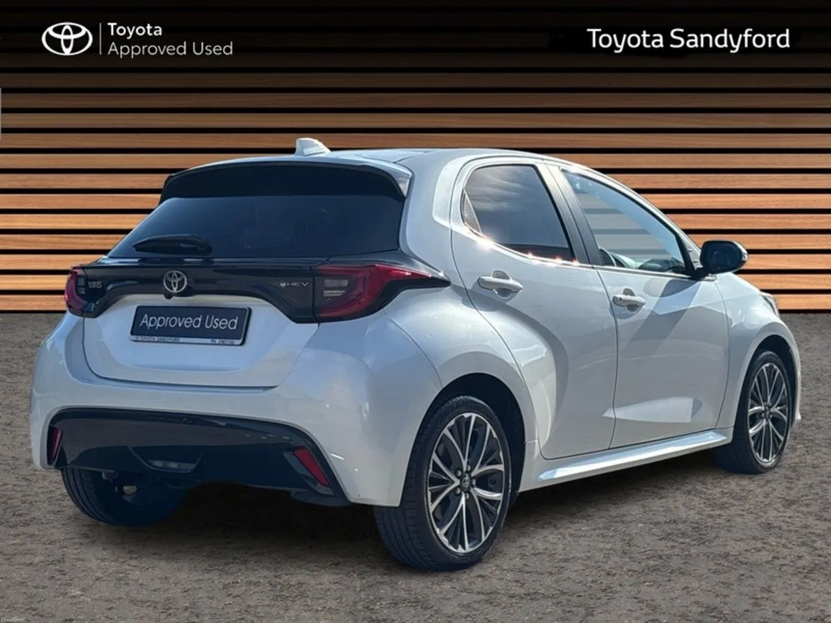 Toyota Yaris 1.5 HYBRID PLATINUM // PAN ROOF // PA - Image 2