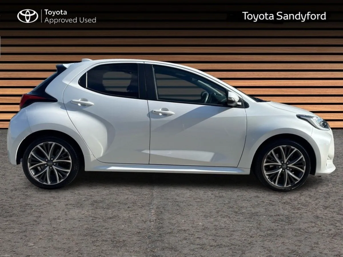 Toyota Yaris 1.5 HYBRID PLATINUM // PAN ROOF // PA - Image 3