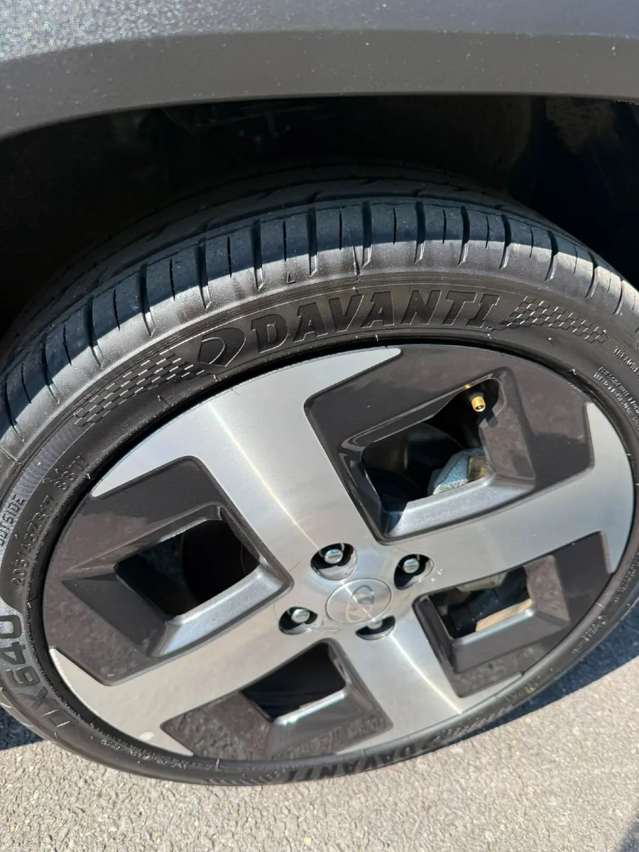252 Hyundai Inster Elegance 49kWh Auto - Image 2