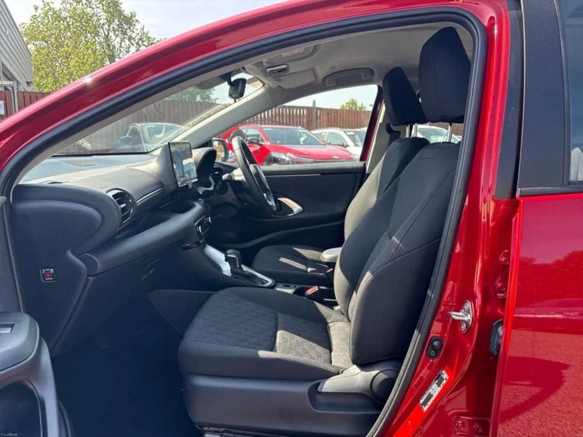 Toyota Yaris YARIS HYBRID 1.5 LUNA - Image 6