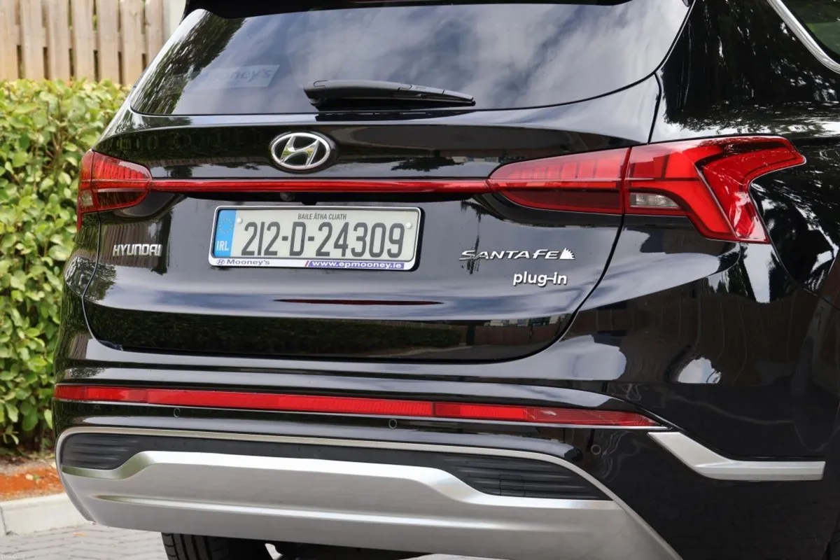 Hyundai Santa Fe 1.6 PHEV 4WD Executive Plus Auto - Image 3