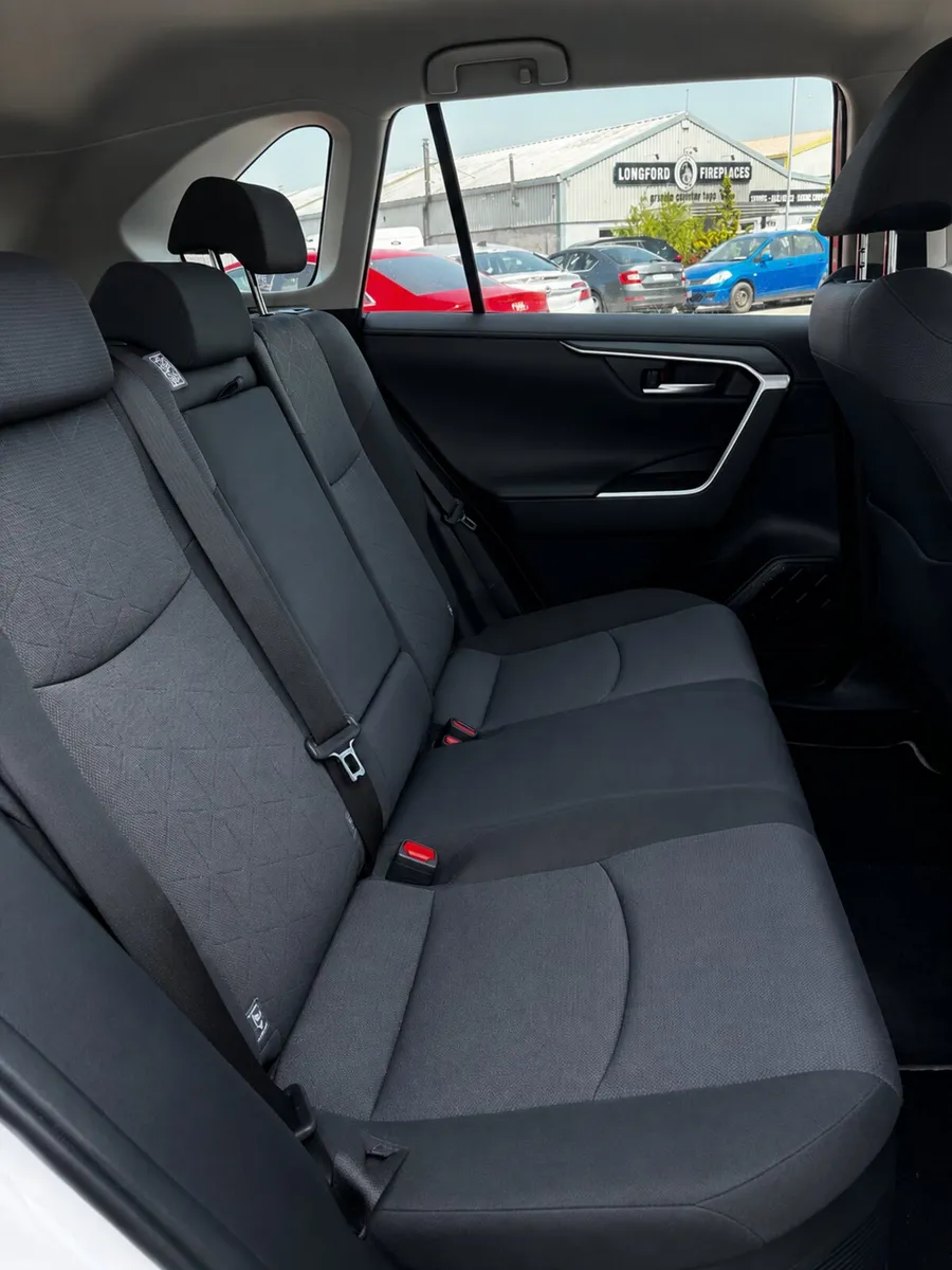 201 Toyota RAV4 2.5 Hybrid - Image 4