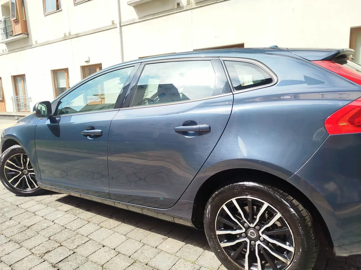 Volvo V40 2018 - Freshly NCT'ed. Car Tax 190 PA - Image 3