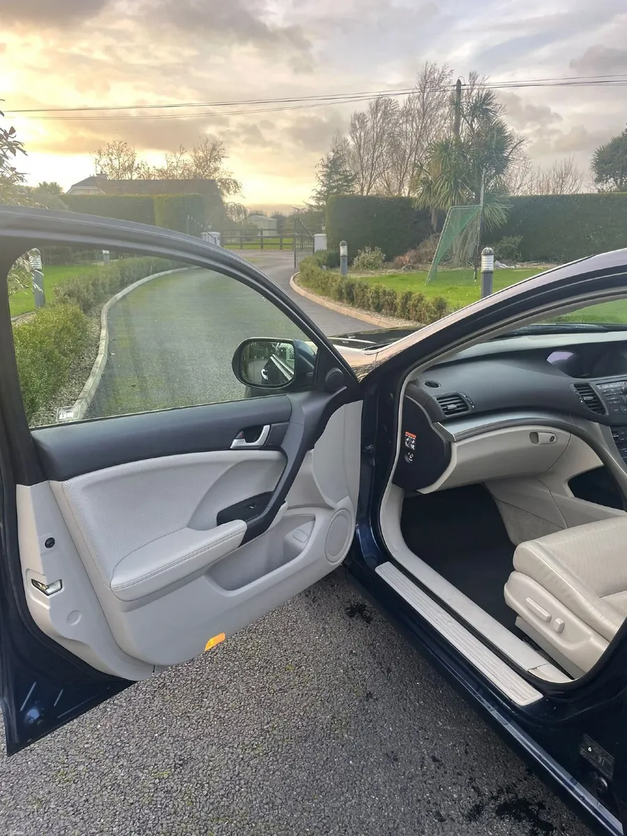 Honda Accord 2010 - Image 2