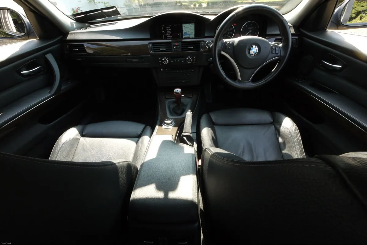 BMW 3-Series SE Highline 2.0  D  2010 - Image 2