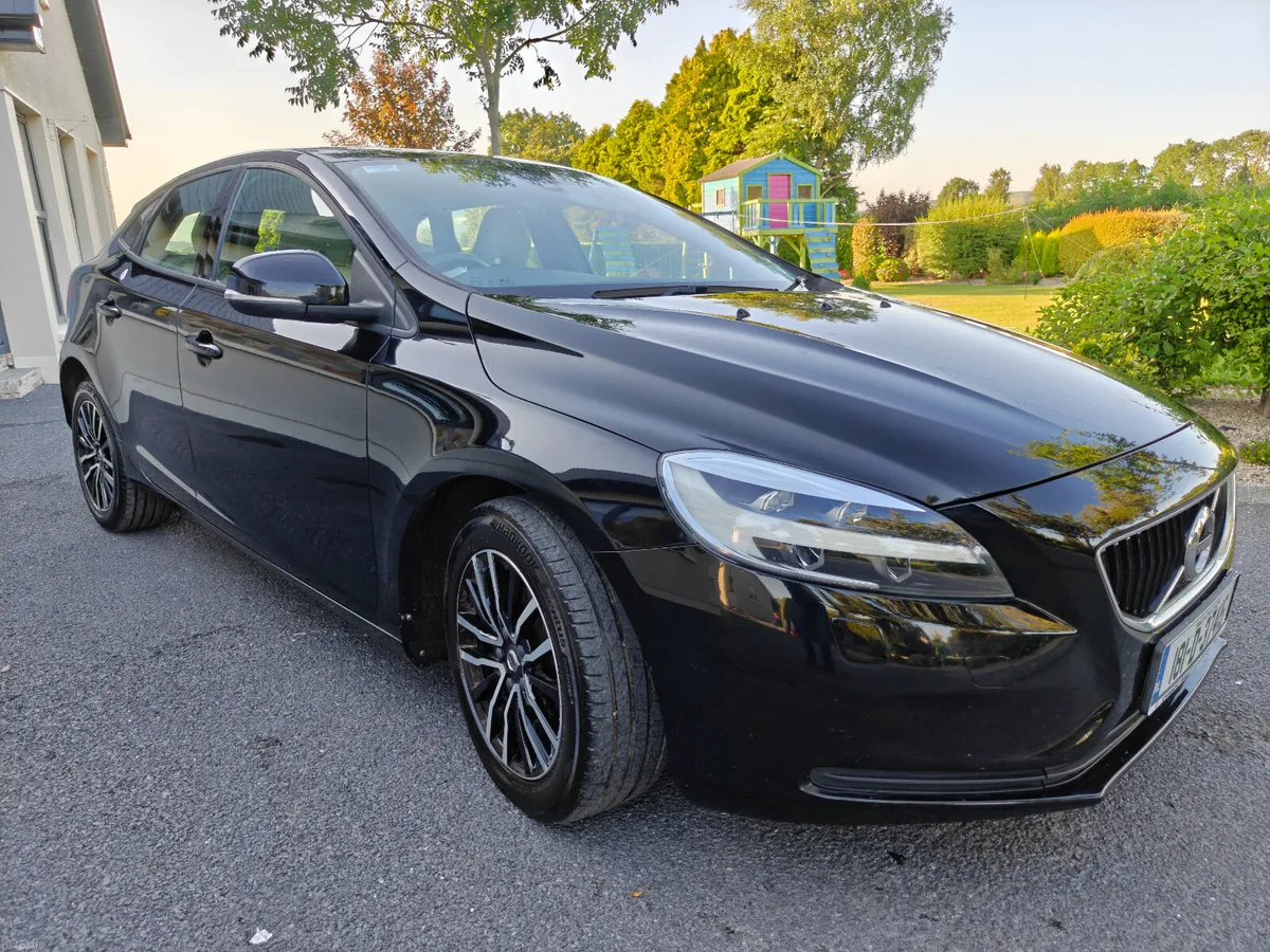 2018 Volvo V40 D2 Momentum NCT 04/28 - Image 1
