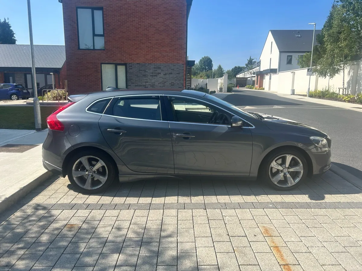 Volvo v40 D3 150 BHP - Image 4