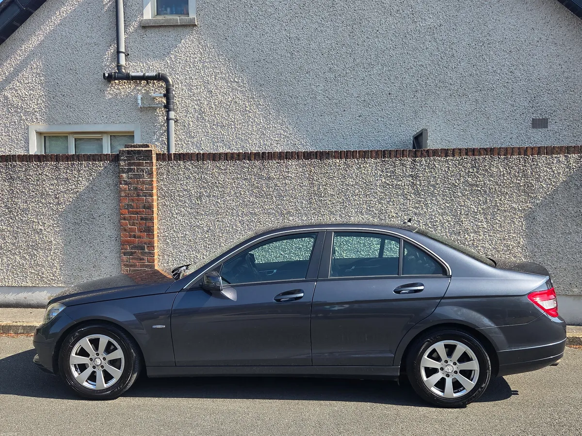 Mercedes-Benz C200 Automatic,low kms - Image 4