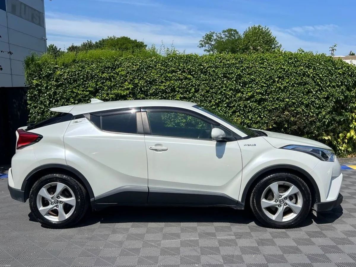 Toyota C-HR 1.8 HYBRID AUTO // REVERSE CAMERA // A - Image 2