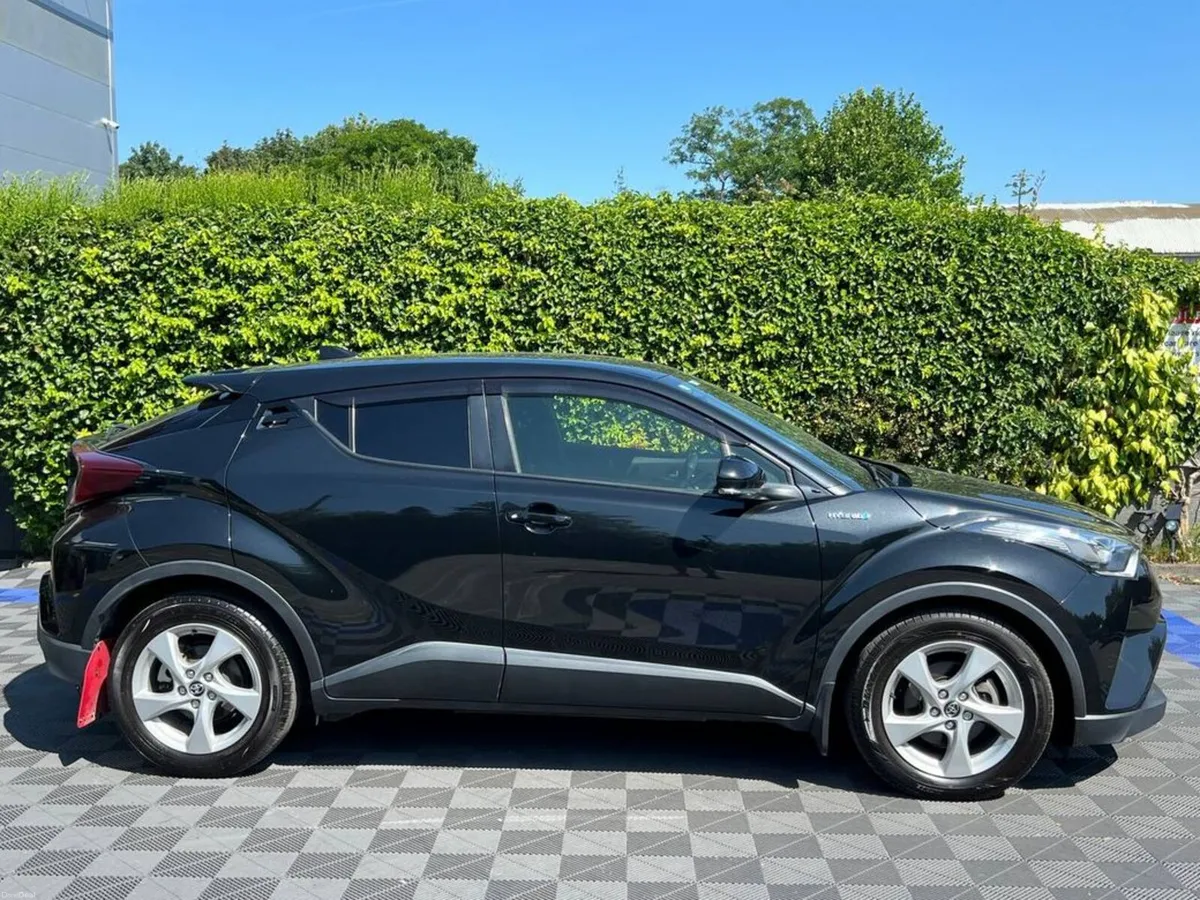 Toyota C-HR 1.8 HYBRID AUTO // REVERSE CAMERA // D - Image 2