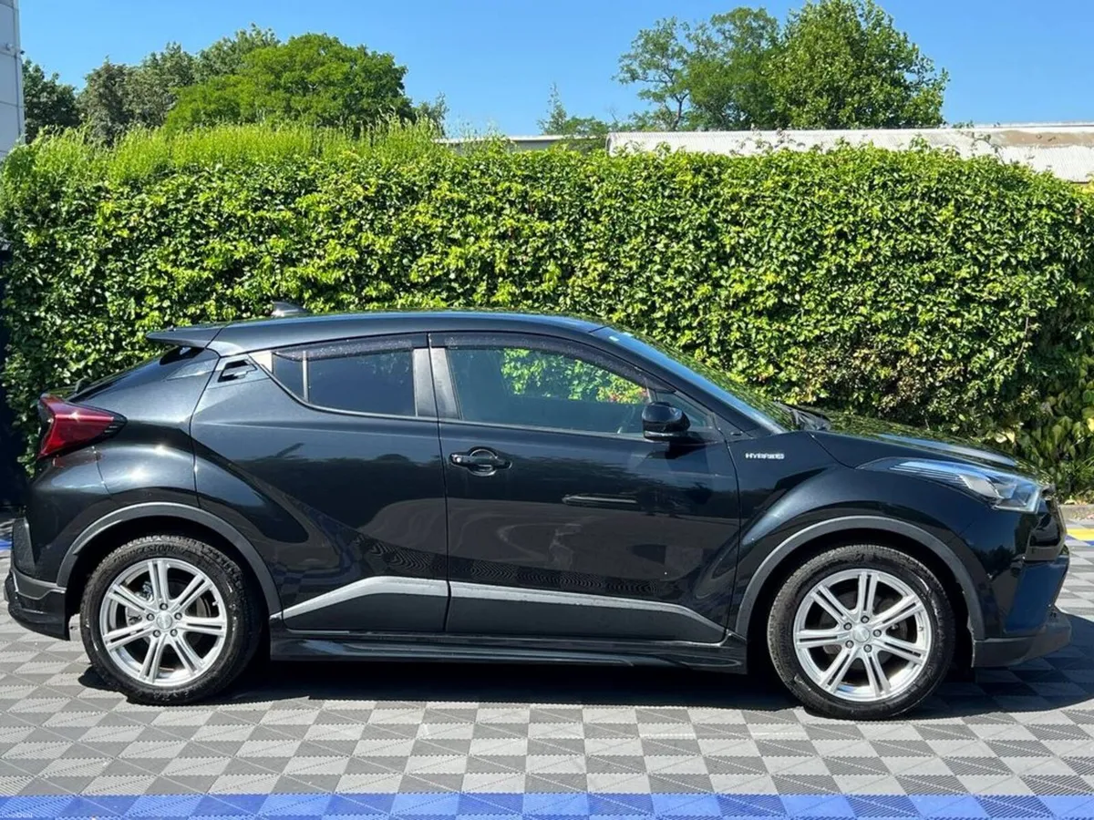 Toyota C-HR 1.8 HYBRID AUTO // DUAL ZONE CLIMATE C - Image 2