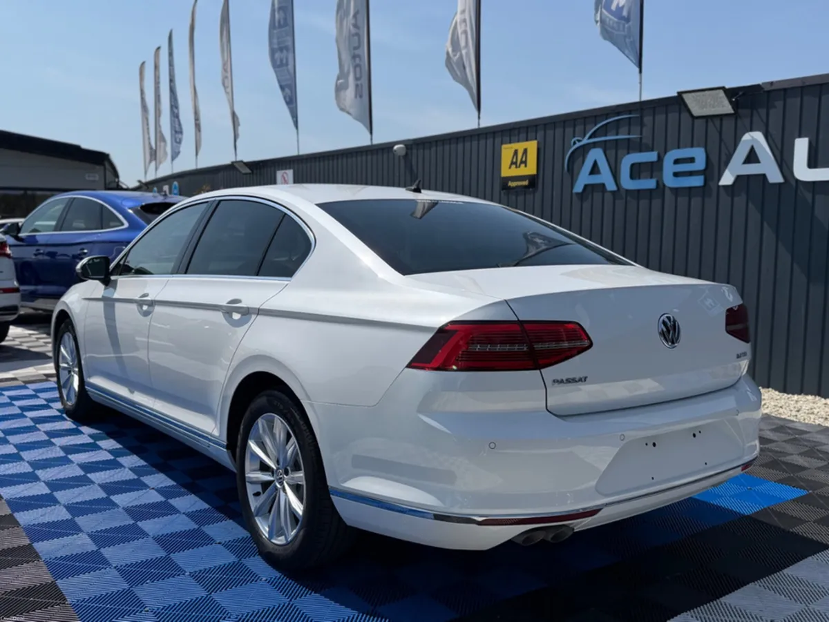Volkswagen Passat HIGHLINE ELEGANCE - 2.0L DIESEL - Image 5