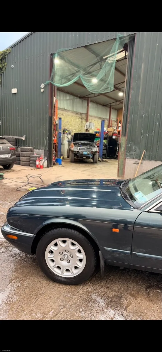 Jaguar XJ8 - Image 5