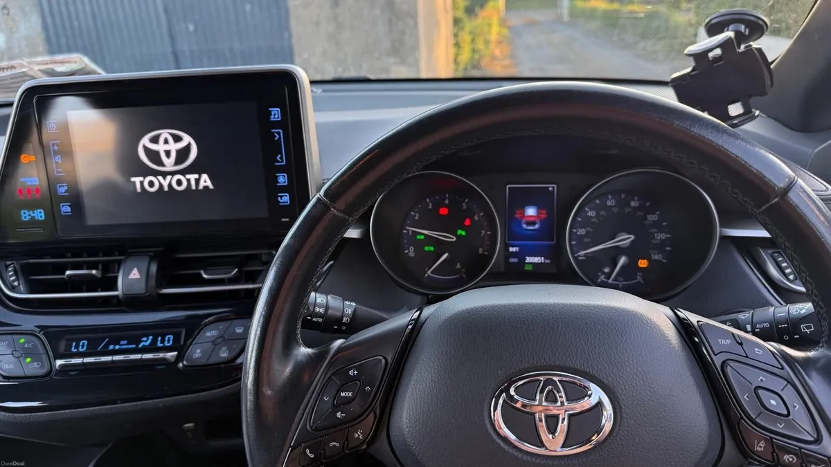 Toyota C-HR 2017 - Image 6