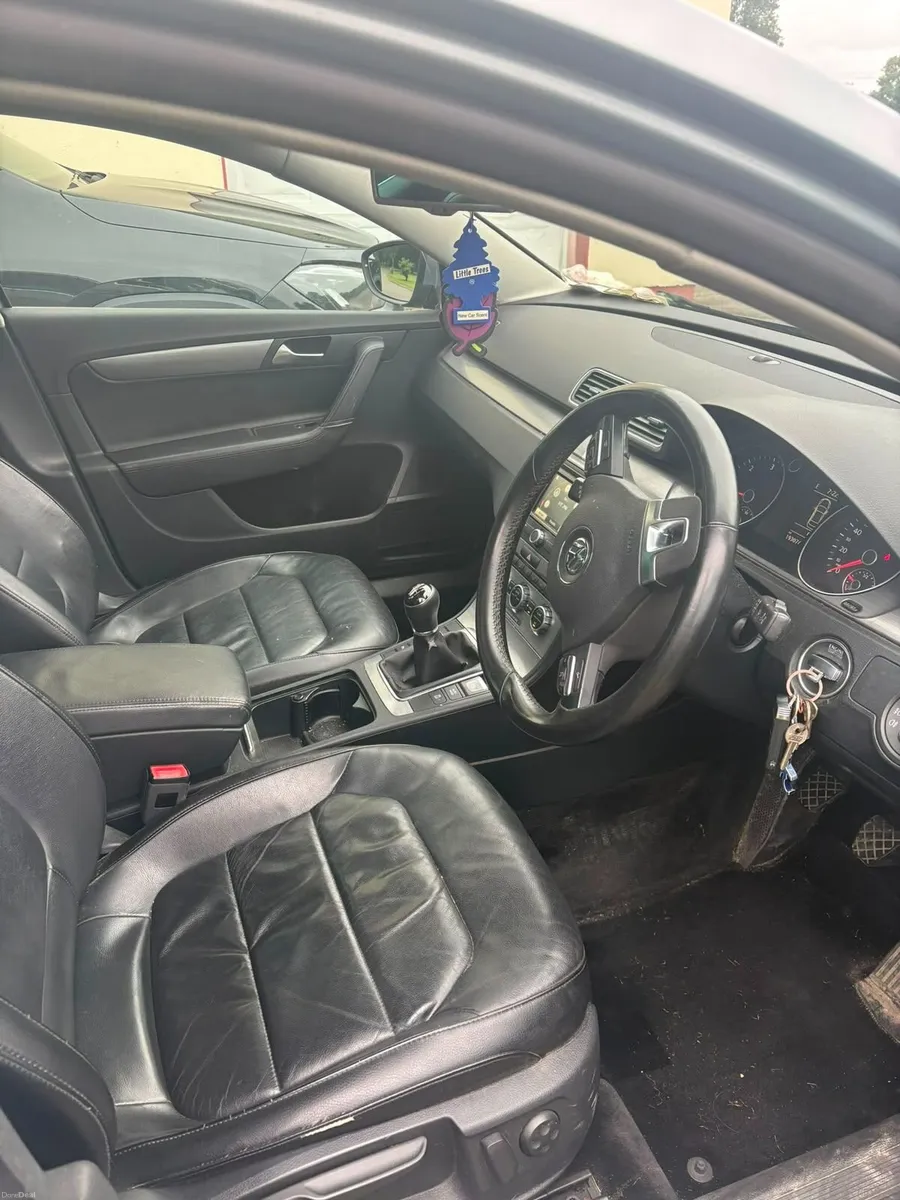 2014 1.6L Highline Passat (leather seats, sunroof) - Image 2