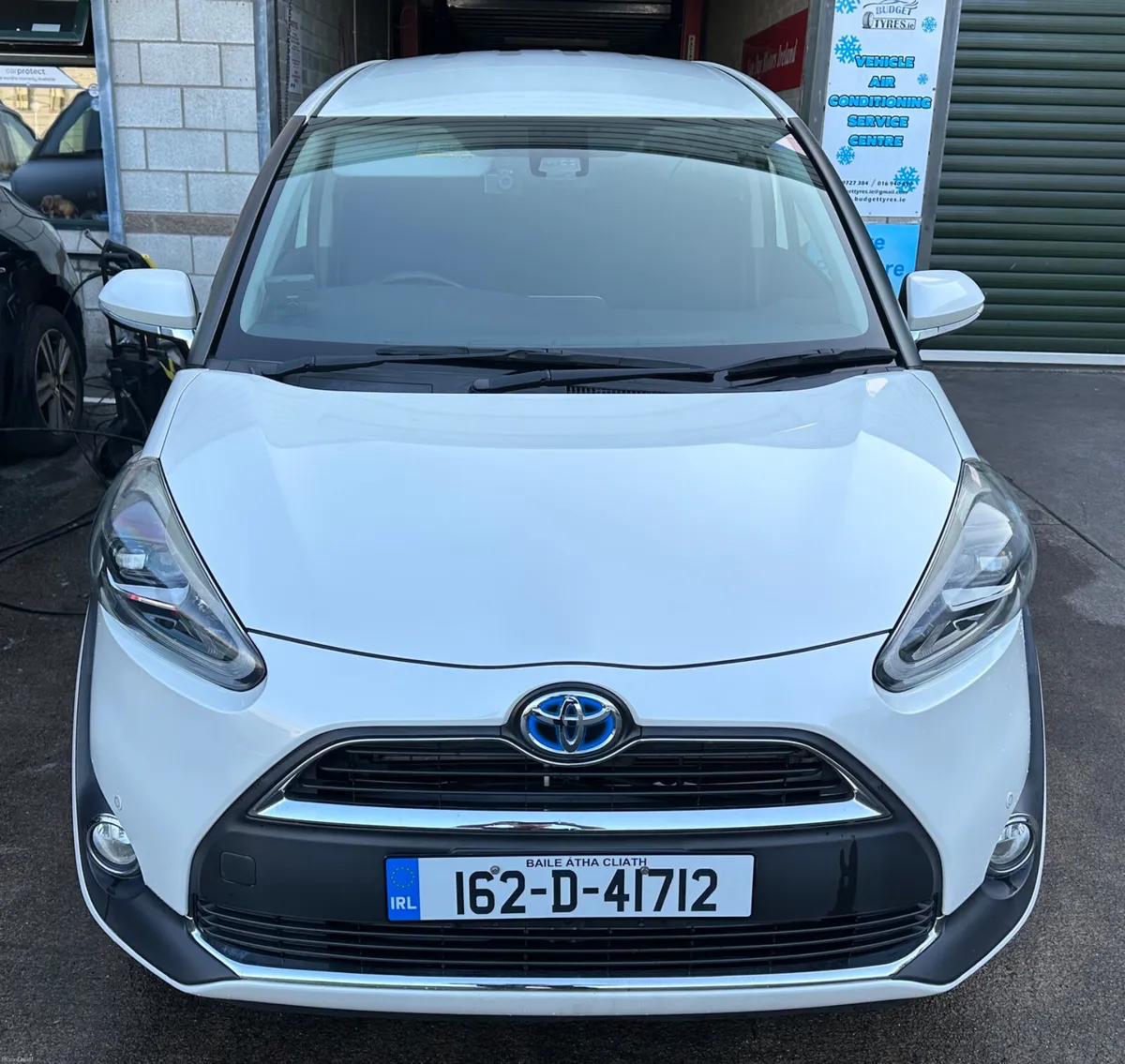 Automatic 7 seater Toyota hybrid - Image 3