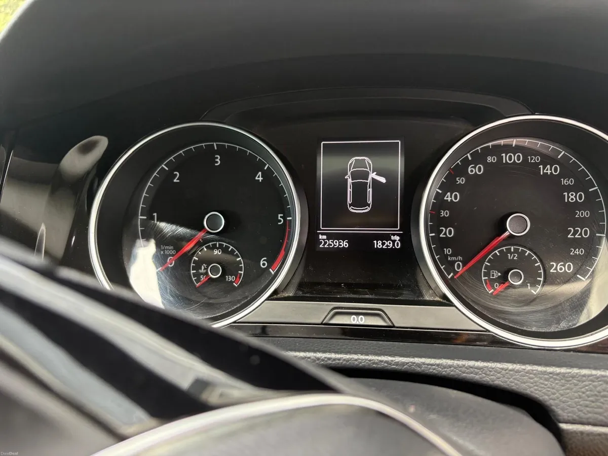 Volkswagen Golf 1.6 TDI Leather & CarPlay - Image 6