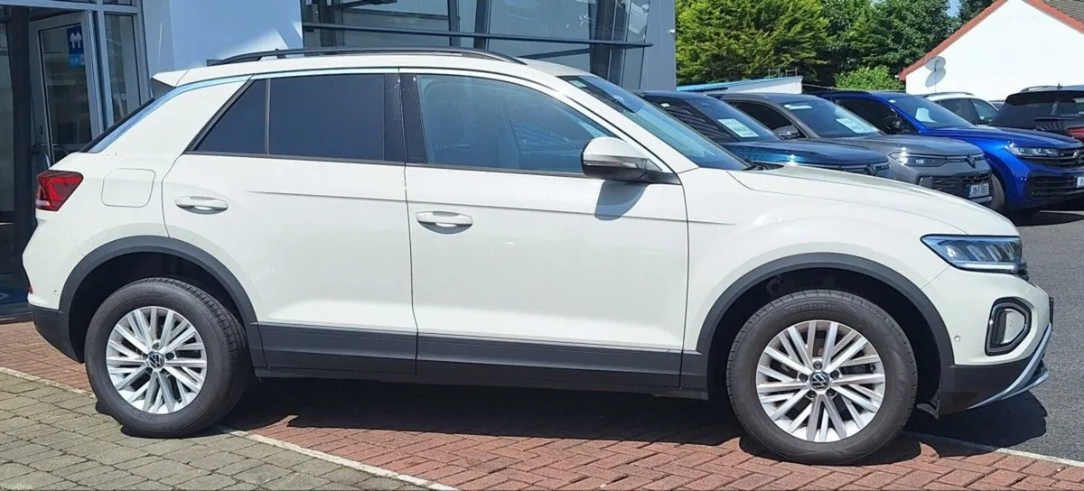 Volkswagen T-Roc Life 2.0 TDI 116HP **REAR VIEW CA - Image 3