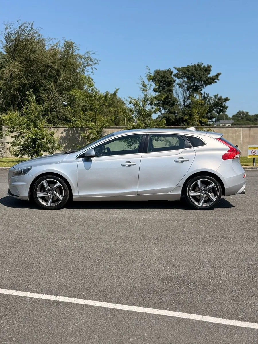 Volvo V40 Automatic - Image 2