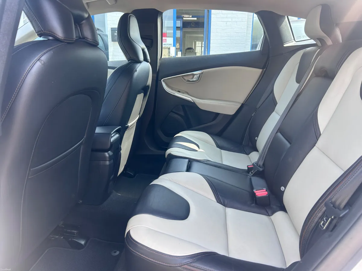 2014 VOLVO V40 1.6d CROSS COUNTRY SE LUX AUTO - Image 6
